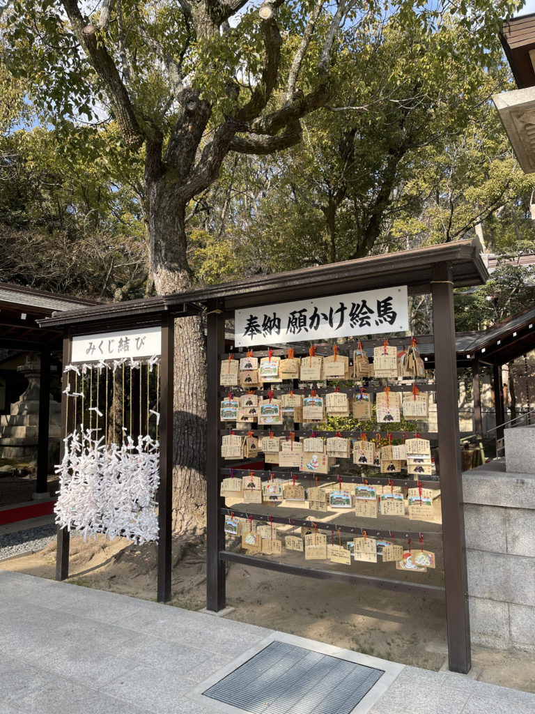 みくじ結び と 絵馬